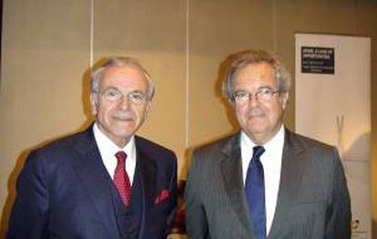 El director del CEC, Fernando Casado (d) y el presidente del grupo La Caixa, Isidro Fainé, durante la presentación en Hong Kong del informe "España, tierra de oportunidades" elaborado por expertos del Consejo Económico Empresarial para la Competitividad (CEC).