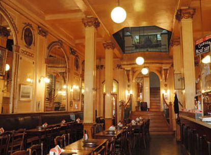 Interior del tradicional café-bar 'A la mort subite' en Bruselas, Bélgica