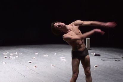 Manuel Badás en un momento de la representación de <i>Recoge mi alma y bésala</i> en la sala Triángulo.