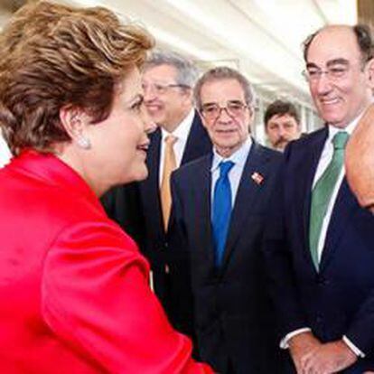 La presidenta de Brasil, Dilma Rousseff, saluda a Emilio Botín (presidente de Santander), en presencia de César Alierta (presidente de Telefónica), Ignacio Sánchez Galán (presidente de Iberdrola) y Antonio Brufau (presidente de Repsol)