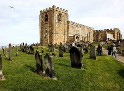 199 escalones llevan a la iglesia de Santa María de Whitby desde el puerto, los mismos que sube Drácula al principio de la novela.