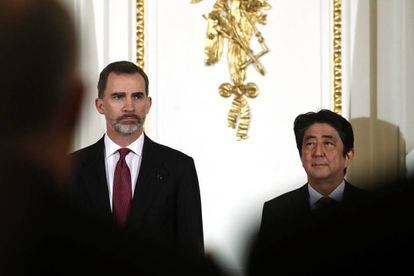 El rey Felipe VI junto a Shinzo Abe en una ceremonia de intercambio de acuerdos entre Espa&ntilde;a y Jap&oacute;n.
