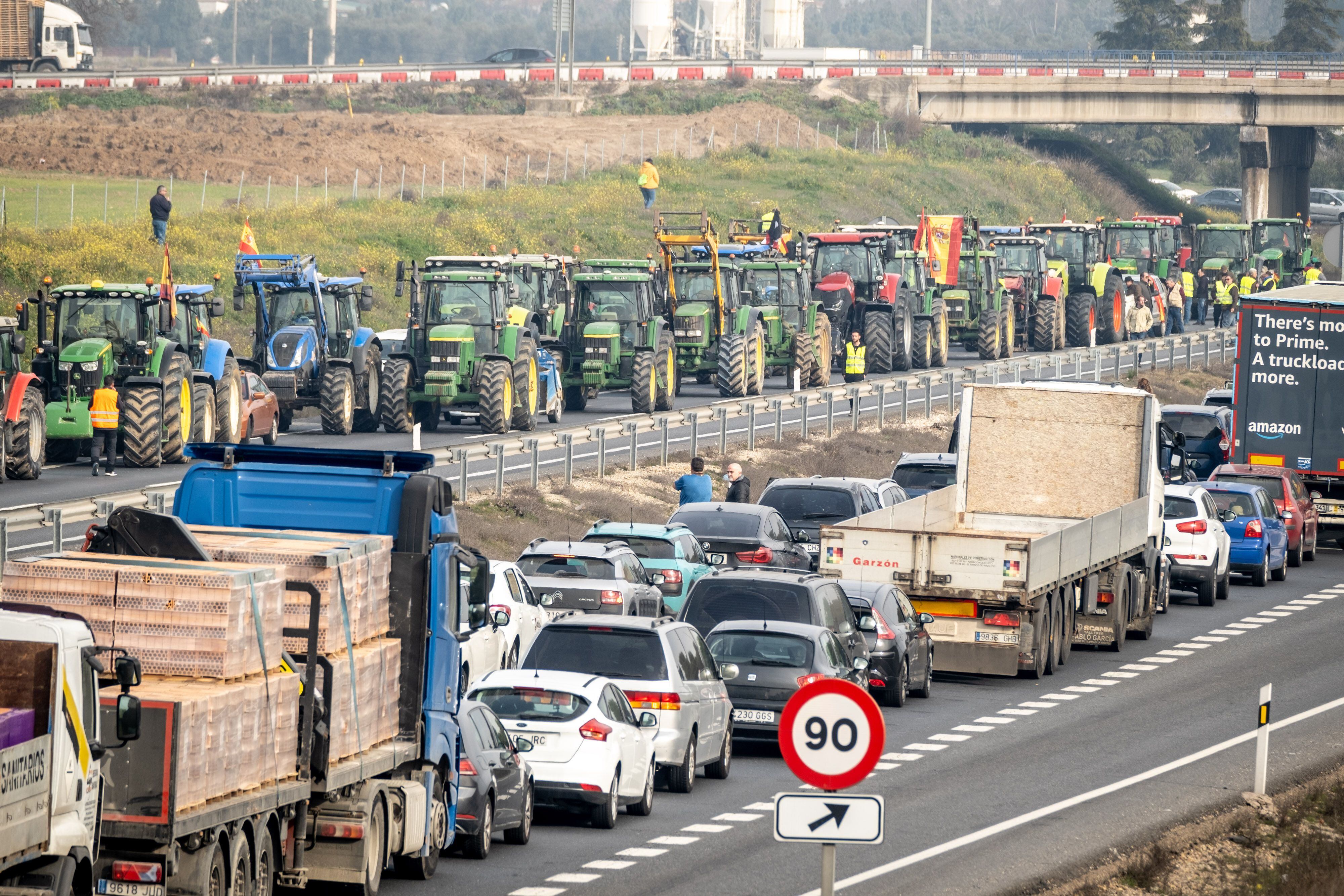 Carretera bloqueada por los agricultores en la autovía A-42 en el kilómetro 35, a la altura de Illescas (Toledo). 