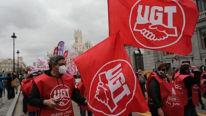 Banderas de UGT en una manifestación en Madrid, el pasado martes.