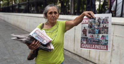 Una vendedora de periódicos con un ejemplar sobre la reelección de Maduro, el pasado mayo.