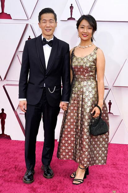 Lee Isaac Chung, nominado a mejor dirección por Minari, y su mujer, Valerie Chung. Ella llevó un vestido metalizado de la colección primavera-verano 2021 de Simone Rocha.