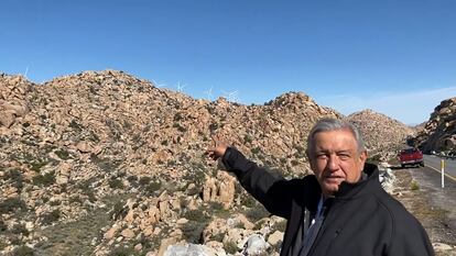 López Obrador, frente a un parque eólico en Baja California en marzo. "Nunca más permisos para afectar el medio ambiente", dijo sobre las turbinas.