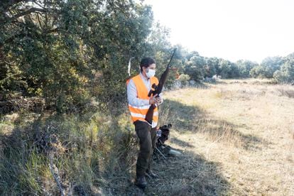 Un cazador con su rifle, en el puesto de un coto de caza en Soria. 
