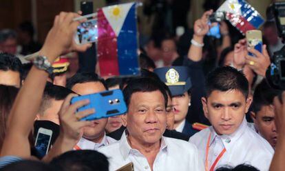 El presidente filipino Duterte en un encuentro con la comunidad de su país, en Myanmar.