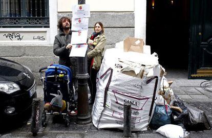 Jaime Alfonso y Julia Francioni han montado una plataforma en su calle de Chueca, llamada 'San Lorenzo limpio'.