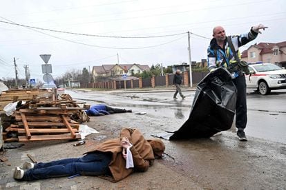 Dos cadáveres de civiles, uno de ellos con las manos atadas a la espalda, en una calle de Bucha, localidad a las afueras de Kiev, el sábado. Tras la retirada de los soldados rusos, se han hallado los cadáveres de más de 300 civiles en la ciudad. La Unión Europea está ayudando a recopilar pruebas de las atrocidades cometidas por las tropas rusas en Ucrania para que los responsables puedan ser llevados ante la justicia y prepara nuevas sanciones contra Moscú, dijo el domingo el presidente del Consejo Europeo, Charles Michel.