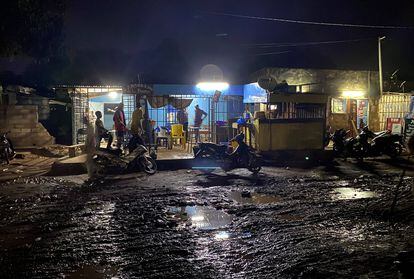 En el maqui [bar] Wendemi, que lo regenta Razmané, hay una televisión donde normalmente tienen puesto el canal francófono 'France 24'. Está en el matadero de Bobo-Dioulasso, Burkina Faso y, a falta de otro sitio, aquí los niños buscan un techo y comida. 