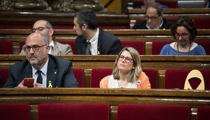 Els diputats de Junts per Catalunya Eduard Pujol i Elsa Artadi, al Parlament.