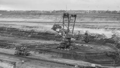 Activistas de Greenpeace bloquean una excavadora en una mina de lignito, en Jüchen (Alemania), en noviembre de 2019.