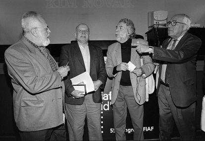 De izquierda a derecha, Gonzalo Suárez, Edgardo Cozarinsky, Alain-Robbe Grillet y Roman Gubern, en un simposio sobre cine en 1999.