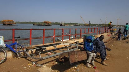 Obras de construcción del puente transgambiano entre Farafeni y Soma, en Gambia.