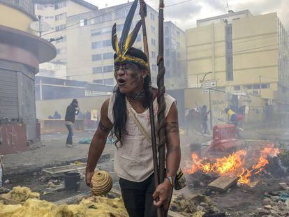 Un indígena ecuatoriano durante una protesta en Quito, este viernes.