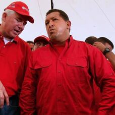 O ex-ministro de Energia e Petróleo Rafael Ramírez (primeiro pela esquerda) e o ex-presidente de Venezuela Hugo Chávez em Caracas em outubro de 2008.