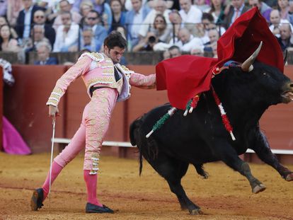 Cayetano, en un pase de pecho a su primer toro.