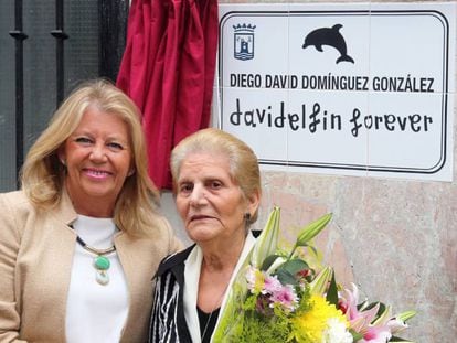 La alcaldesa de Marbella (Málaga), Ángeles Muñoz, y la madre de David Delfín, en la inauguración de una placa en honor al diseñador.
 