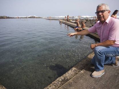 Sebastián Quintana, junto a la piscina natural donde sufrió un semiahogamiento.