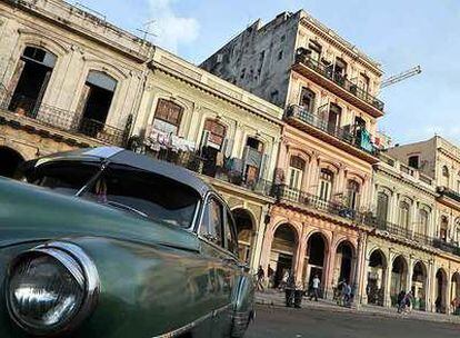 Un antiguo automóvil, estacionado en una calle de La Habana Vieja.