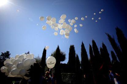 Los voluntarios de la AVT sueltan 191 globos en el Bosque del Recuerdo.
