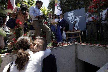 El ex presidente Eduardo Frei Ruiz-Tagle (1994-2000) y candidato en las últimas elecciones frente al conservador Sebastián Piñera, ante la tumba de su padre, Eduardo Frei Montalva, en 2009 en un cementerio en Santiago de Chile.