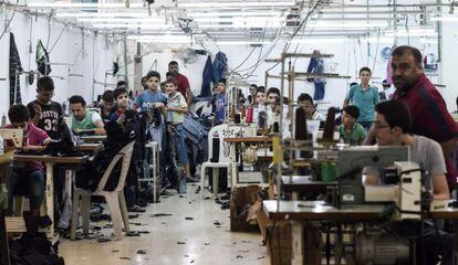 Mahmud al Badi, empresario de textiles de Alepo, en su nueva fábrica en Latakia.