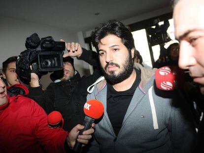 Foto de archivo de diciembre de 2013 que muestra al empresario iran&iacute; Reza Zarrab llegando a una comisar&iacute;a de polic&iacute;a tras ser acusado de corromper a varios ministros. 