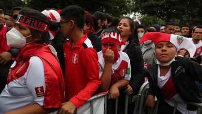 Aficionados de Perú presencian desde Lima el partido contra Australia el pasado lunes.