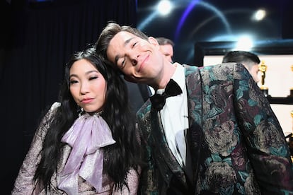 Awkwafina y John Mulaney fueron uno de los dúos estrella de la noche: tras salir al escenario, ¡las redes sociales pidieron que sean ellos quienes presenten la gala en 2020!