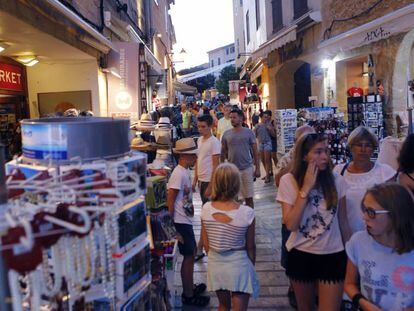 Calle comercial llena de turistas en Alcudia (Mallorca).