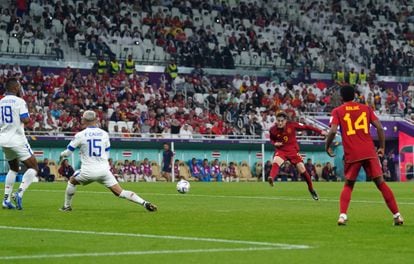 Gavi, anotando el quinto gol de España.