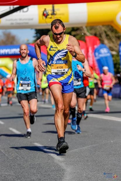 El escritor y corredor, en el maratón que se celebró en Sevilla en febrero de 2020.


