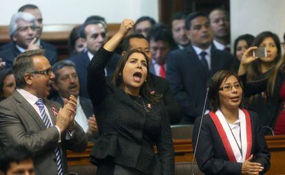 La congresista de Fuerza Popular Mar&iacute;a Letona jura su cargo.