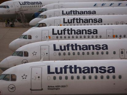 Varios aviones de la compañía Lufthansa en el aeropuerto de Fráncfort (Alemania).