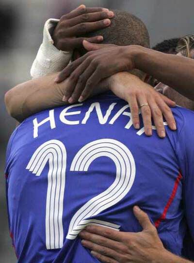 Henry recibe el abrazo de sus compañeros tras el gol.