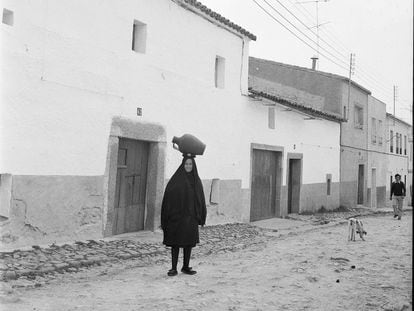 Fotografía tomada en la localidad de Arroyo de la Luz (Cáceres), en 1974.