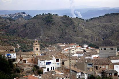 Panorámica del pueblo valenciano de Zarra, con las columnas de vapor de agua de la central nuclear de Cofrentes al fondo.