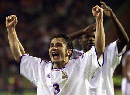 Lizarazu, durante un partido con Francia en el año 2000.