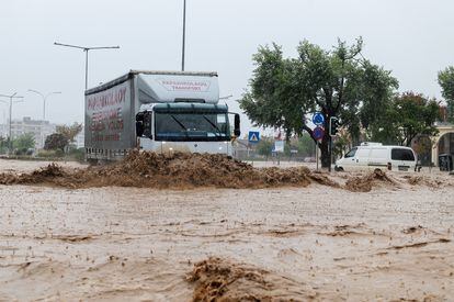 Un camión intenta avanzar por una carretera inundada durante la tormenta 'Daniel', este martes en la zona de Volos (Grecia).