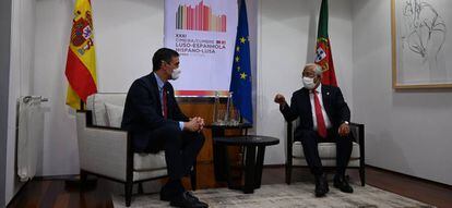 El presidente del Gobierno, Pedro Sánchez, y el primer ministro de Portugal, Antonio Costa, durante una reunión mantenida, en la Alameda de Santo André, Guarda, (Portugal) durante la la XXXI Cumbre Luso-Española.