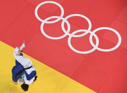 Yarden Gerbi (Israel) compite contra Miku Tashiro (Japón) en los 63 kg de yudo femenino.  