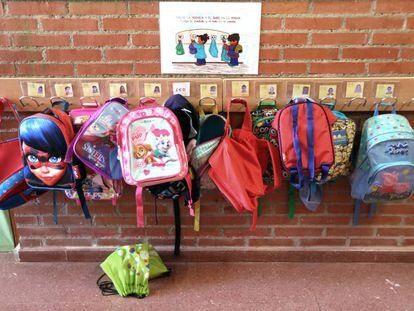 Mochilas en un colegio público madrileño.