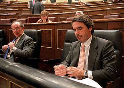 Rodrigo Rato y José María Aznar, durante la sesión de control del Congreso.