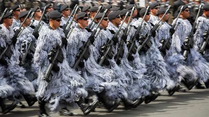 Elementos de las Fuerzas Armadas marchan durante el desfile por el 212 aniversario de la independencia de México, en el Centro Histórico de la Ciudad de México.