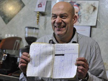 Carlos Garc&iacute;a Mosquera, del bar Capilla 2, con la contabilidad del 76.254 que demuestra que no daba dinero. 