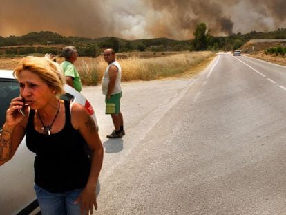 Una mujer habla por teléfono en uno de los frentes del fuego forrestal.