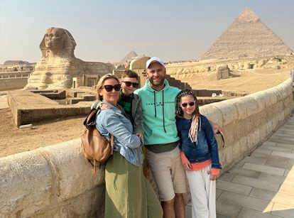 Adrián Rodríguez y Gosi Bendrat, autores del blog 'Mola Viajar', y sus dos hijos posan delante de la Esfinge y la pirámide de Kefrén, a las afueras de El Cairo.